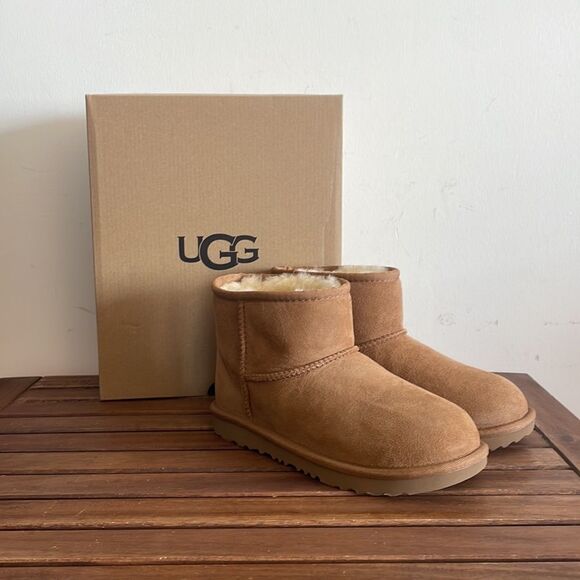 UGG Kids’ Classic Mini II Boots Chestnut USA Big Kid Size 5/UK 4/EU 37 - Picture 1 of 13